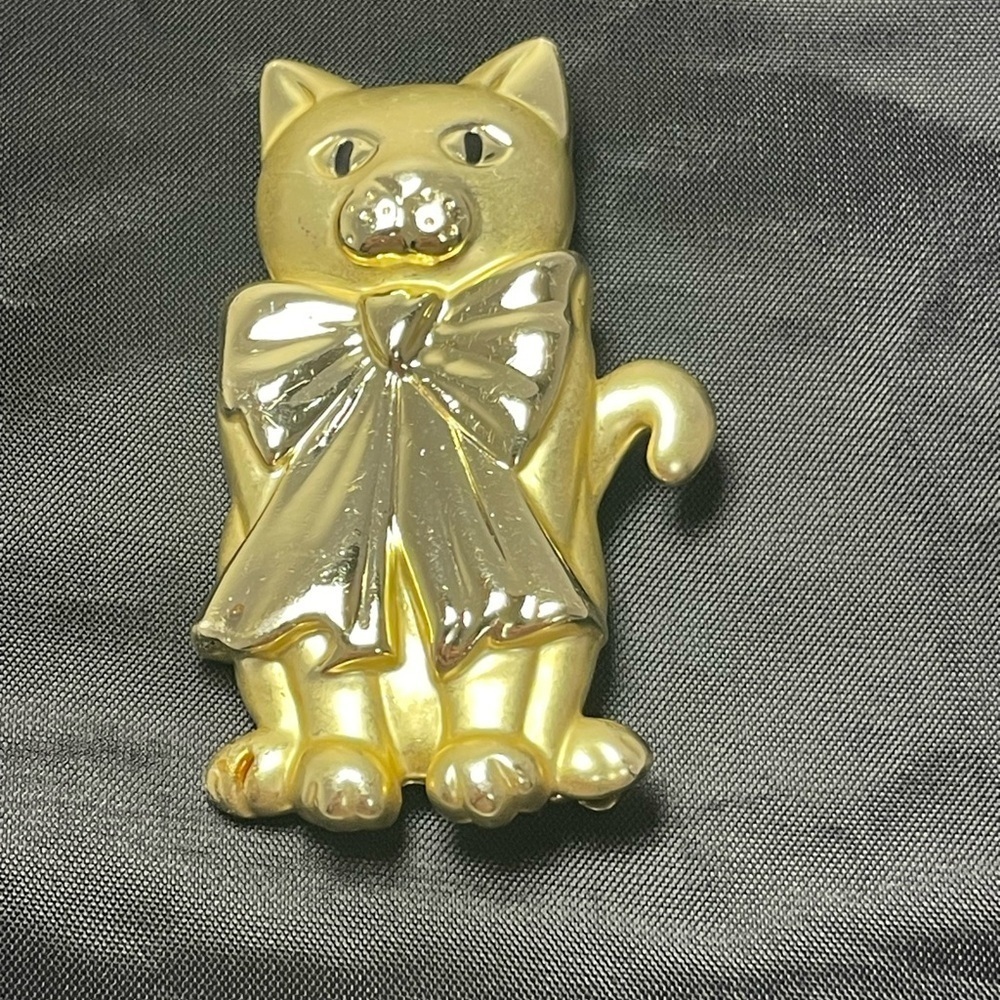 Vintage signed AJC gold tone and matte cat wearing a bow brooch/pin.
